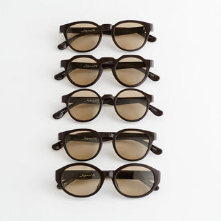 深みカラーで楽しむ、秋のサングラススタイル。